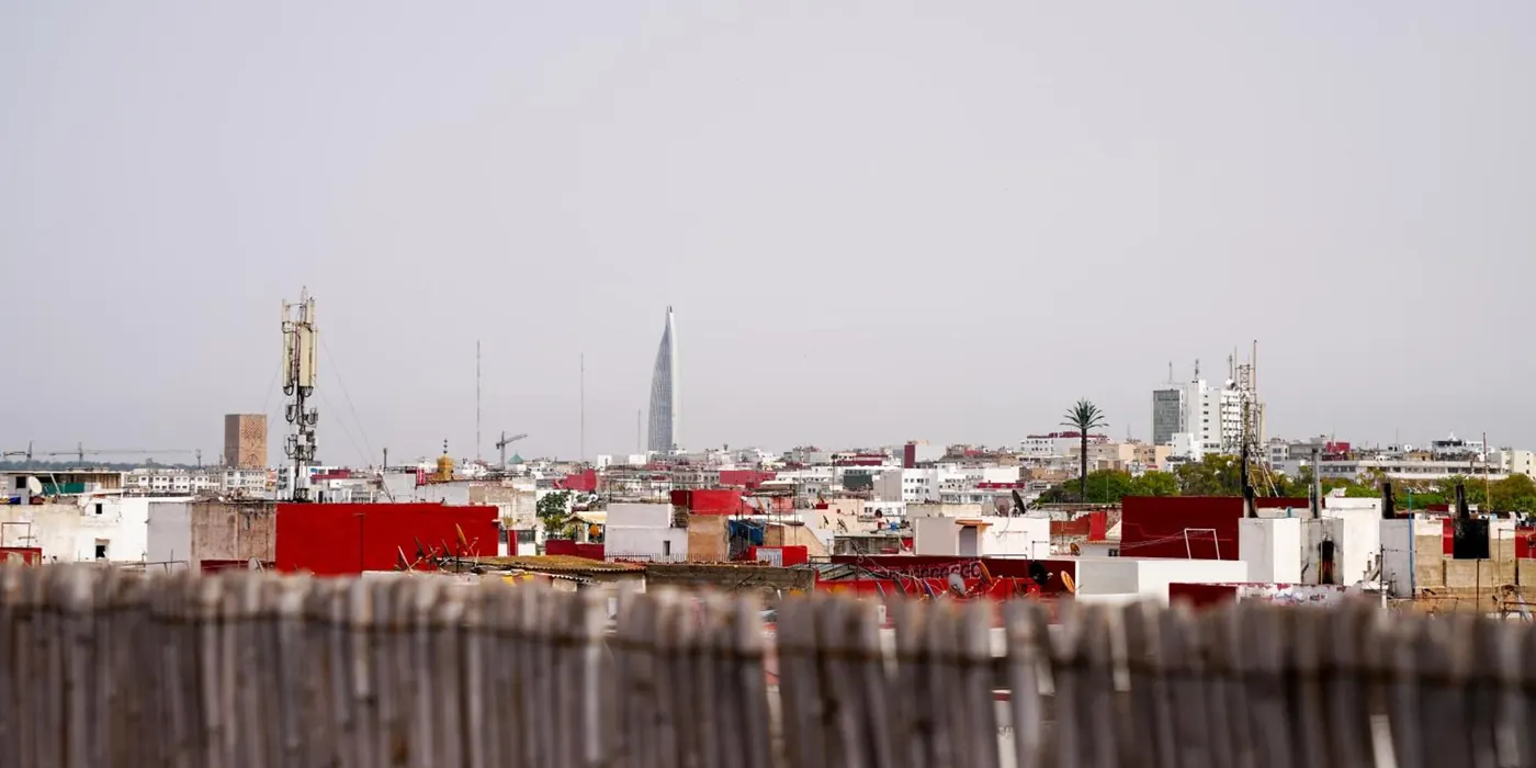 Les toits de Rabat et la tour Mohammed VI