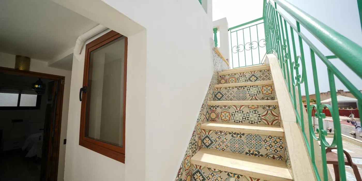L'escalier en zellige qui monte à la terrasse
