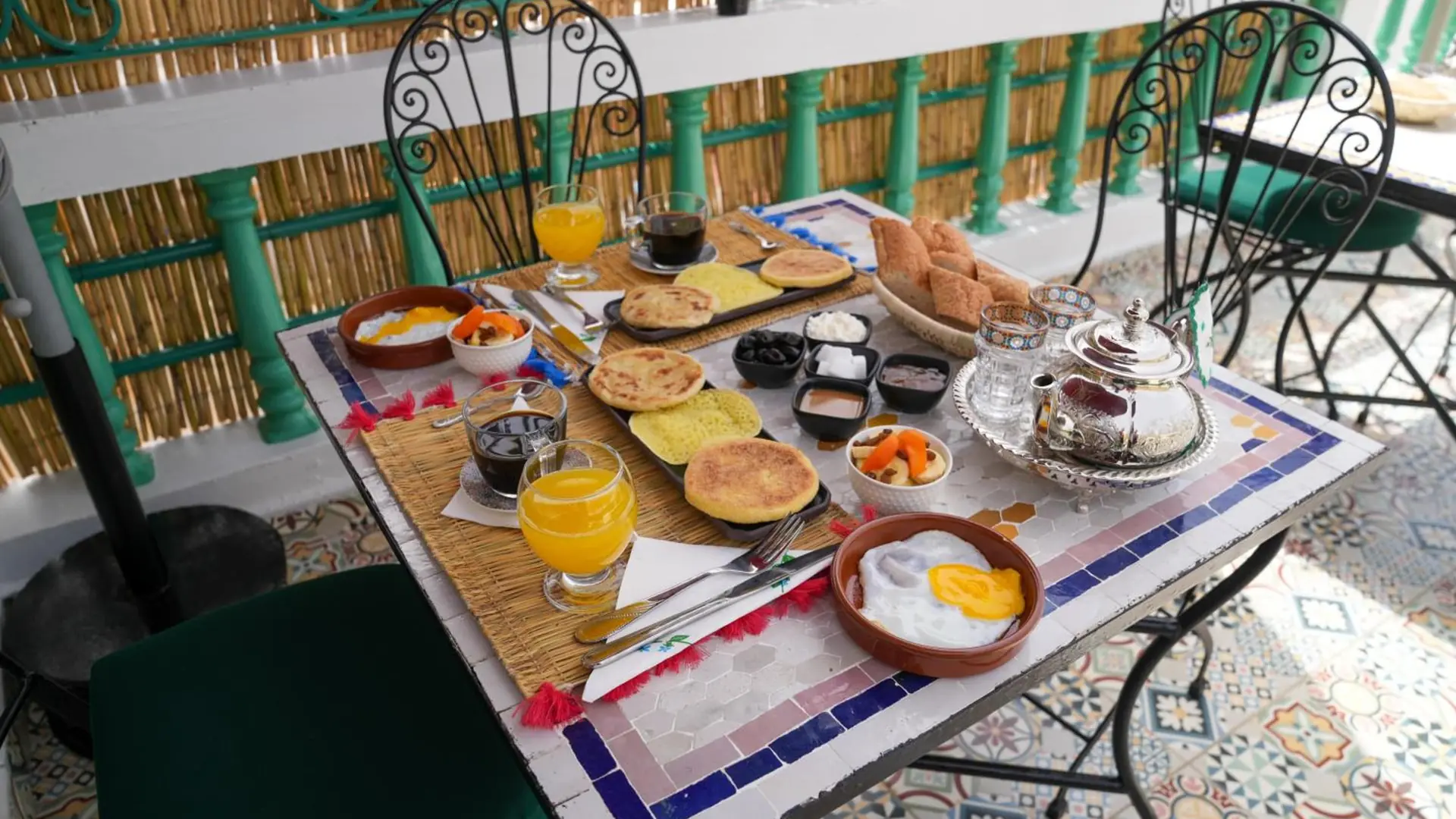 Le petit-déjeuner servi sur la terrasse de Dar Al Fanouss