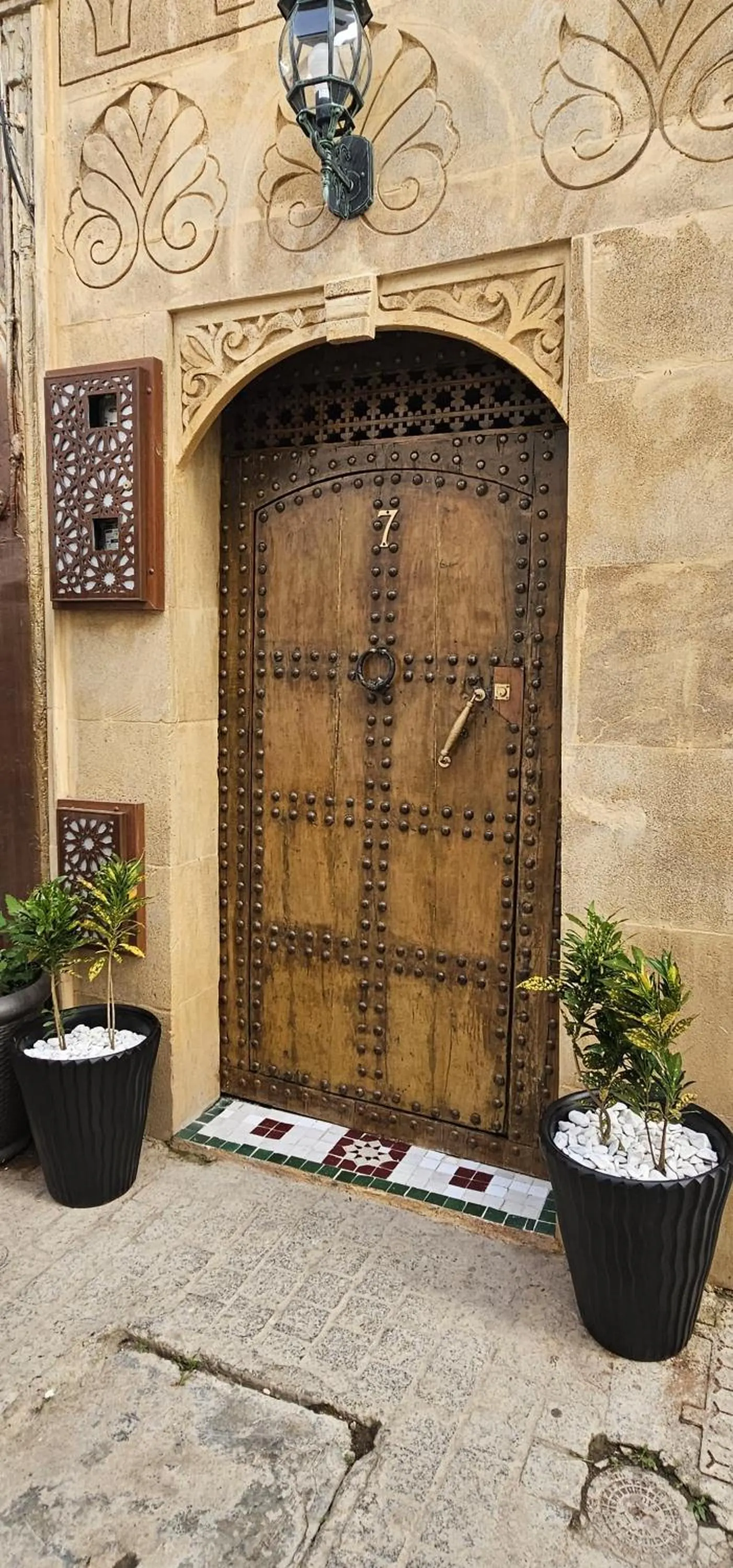 La porte cloutée du 7 rue Lalla Hannou