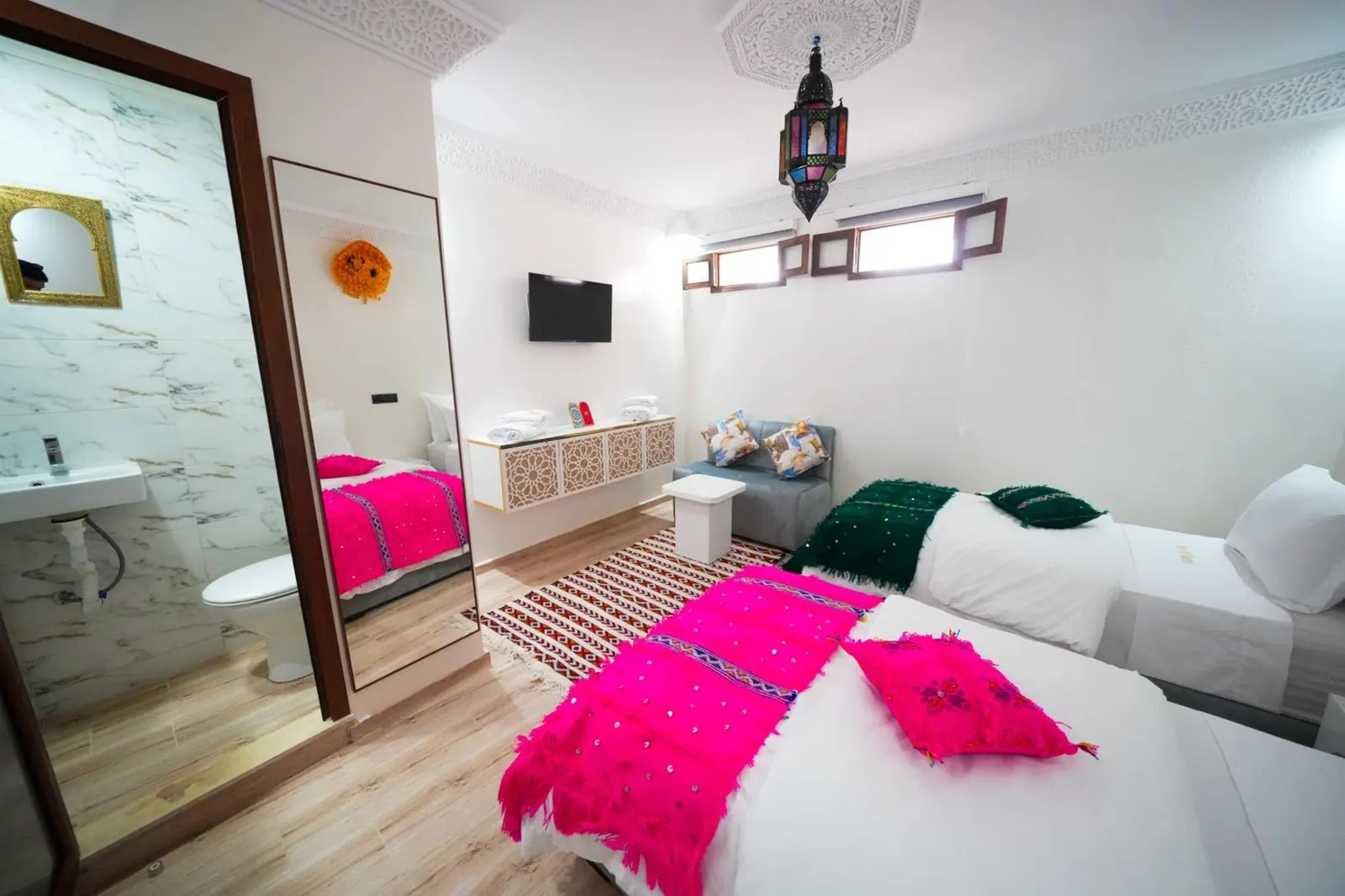 Chambre lits jumeaux, couvertures rose et verte