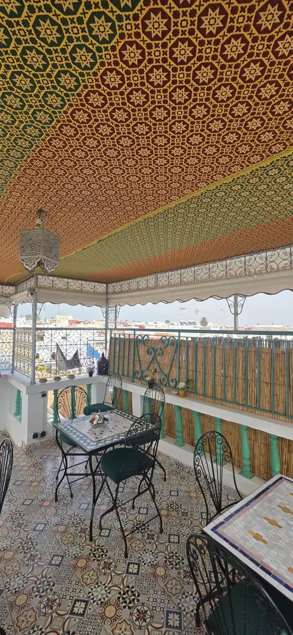 La terrasse sous la tente