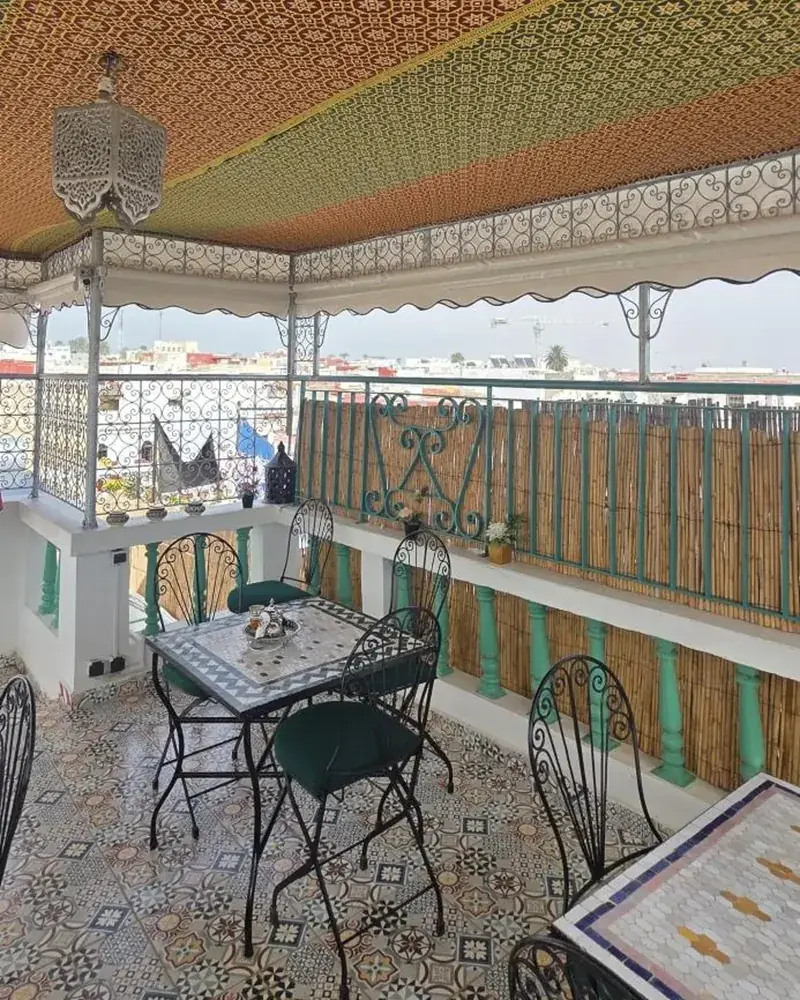 La terrasse sous la tente