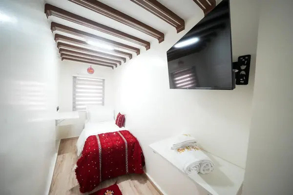 Chambre simple avec télévision