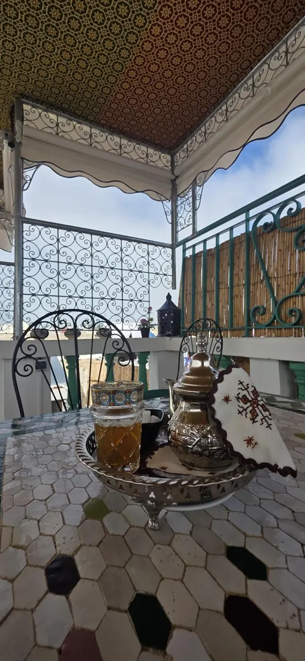 Un plateau de thé sur la terrasse
