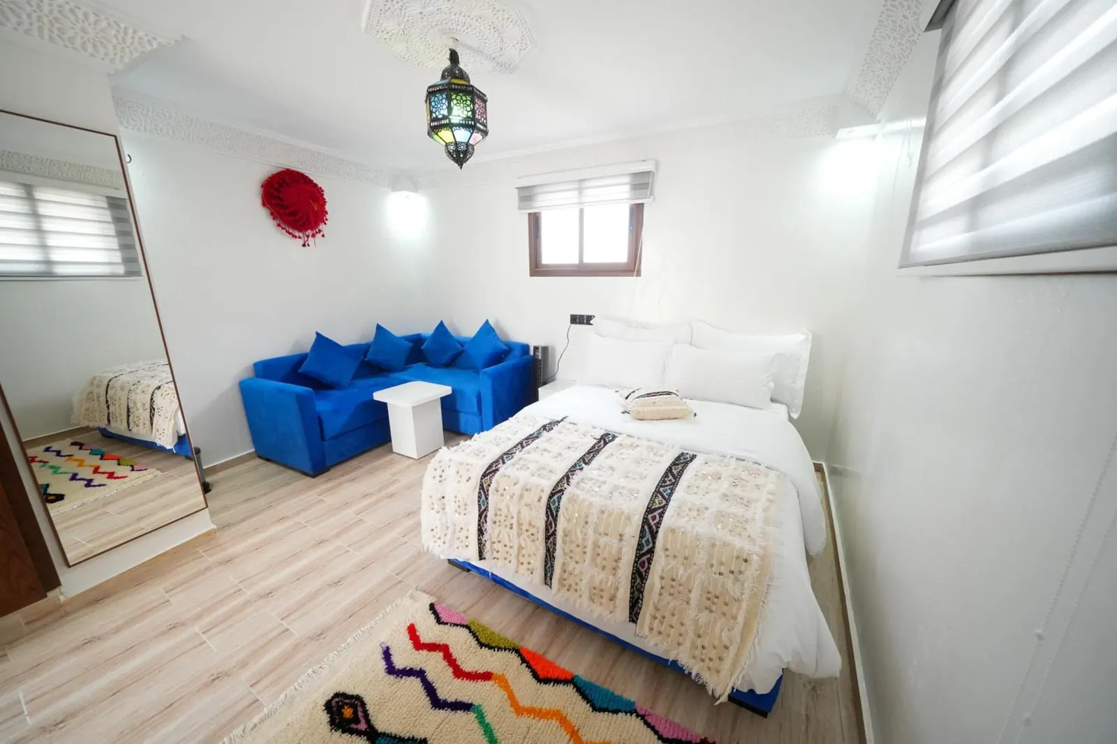 Chambre double, lit double et banquette bleue