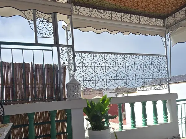 La rambarde en fer forgé de la terrasse