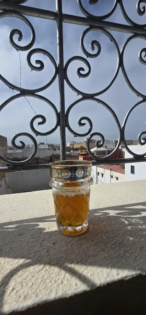 Un verre de thé sur la rambarde