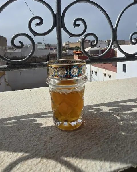 Un verre de thé sur la rambarde