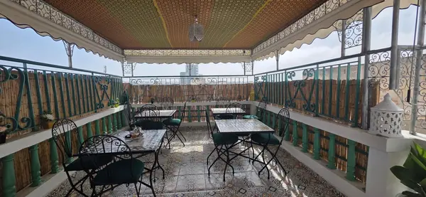La terrasse et ses tables
