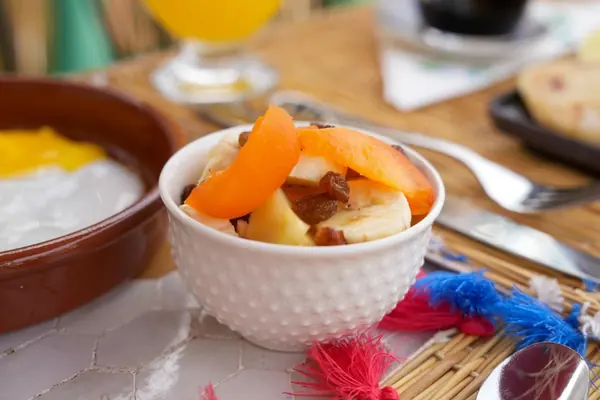 Un bol de fruits au petit-déjeuner