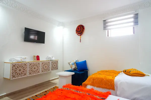 Chambre lits jumeaux, couvertures orange