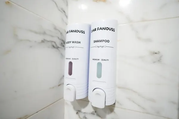 Les distributeurs de savon et de shampooing de la maison
