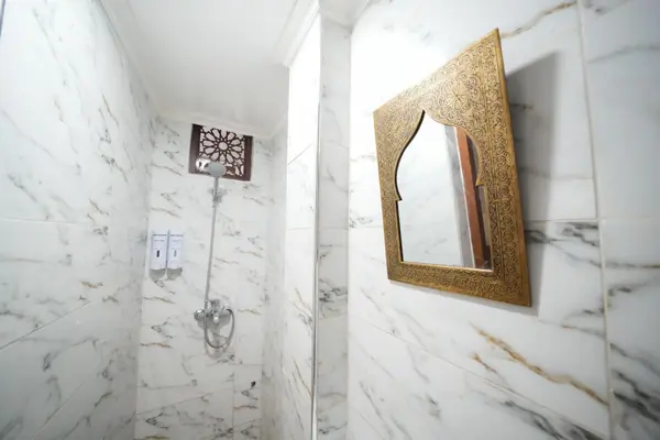 Salle de douche et miroir de la chambre triple