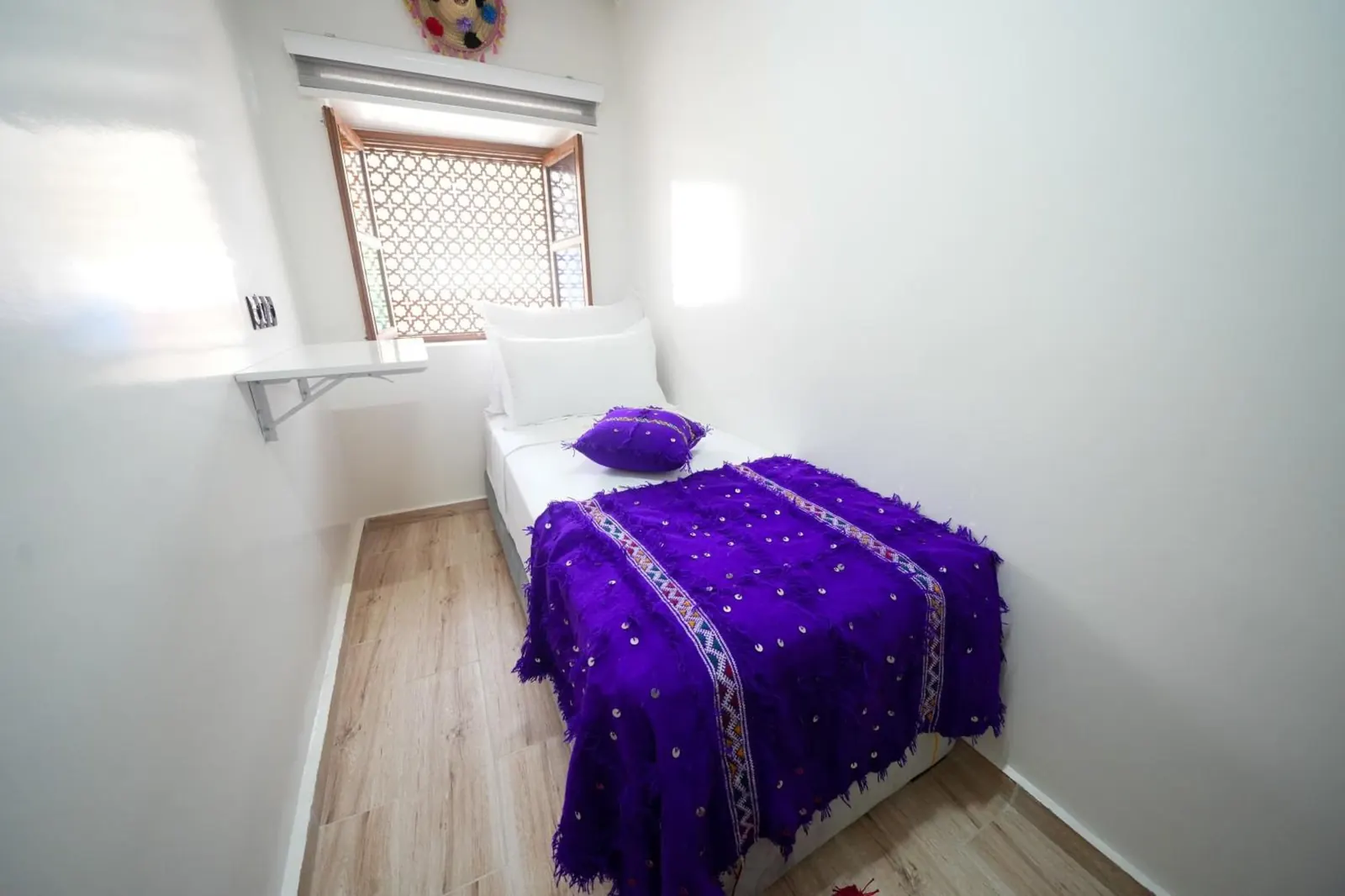 Chambre simple, couverture violette