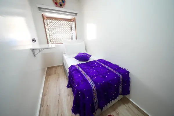 Chambre simple, couverture violette