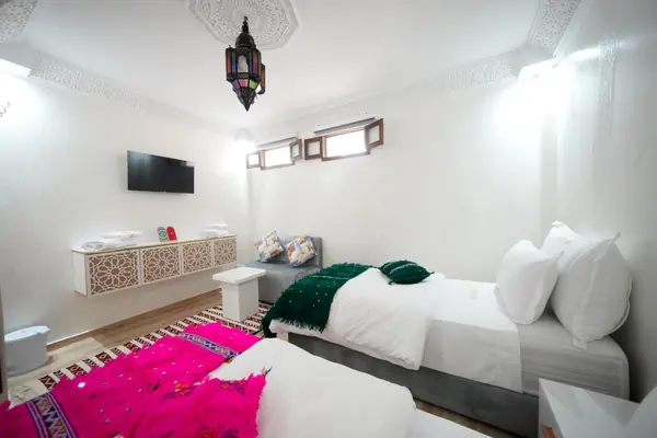 Chambre lits jumeaux, télévision et rangements