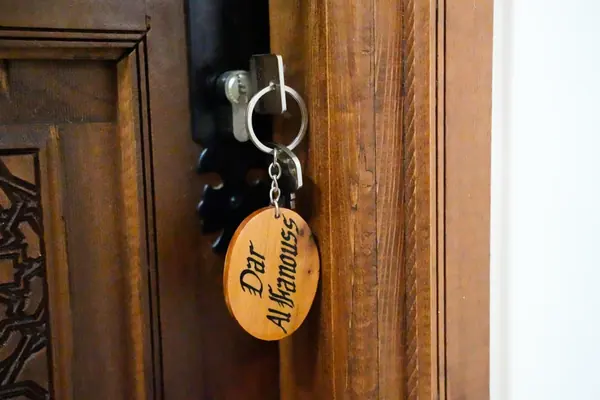 Une clé de chambre et son porte-clés Dar Al Fanouss
