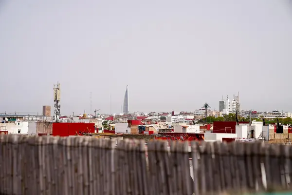 Les toits de Rabat et la tour Mohammed VI
