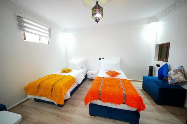 Autre vue de la chambre lits jumeaux aux couvertures orange