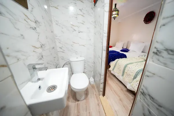 Salle de douche de la chambre triple