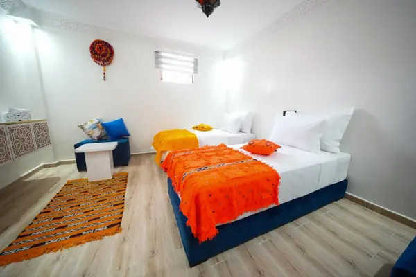 Chambre lits jumeaux, couverture rouge