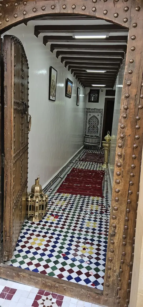 Le couloir d'entrée en zellige