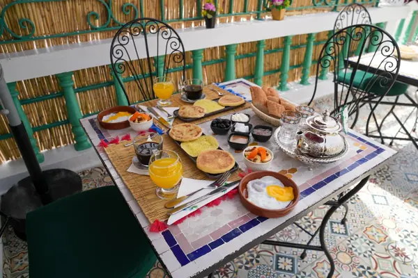 Le petit-déjeuner servi sur la terrasse
