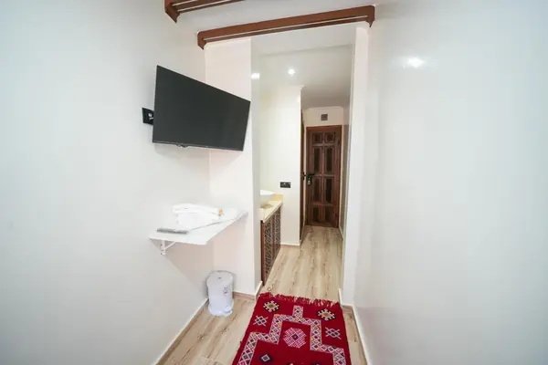 Chambre simple, entrée et salle de douche