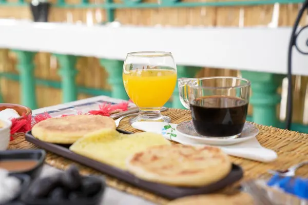 Msemen, café et jus d'orange