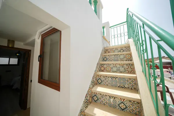 L'escalier en zellige qui monte à la terrasse